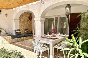 Posedenie v ubytovaní Stylish Ibiza Villa Near Beaches Private Pool & Lush Garden
