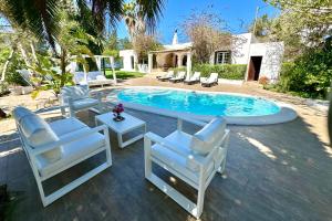 Bazén v ubytovaní Stylish Ibiza Villa Near Beaches Private Pool & Lush Garden alebo v jeho blízkosti