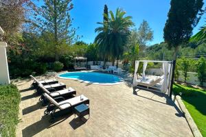 Bazén v ubytovaní Stylish Ibiza Villa Near Beaches Private Pool & Lush Garden alebo v jeho blízkosti