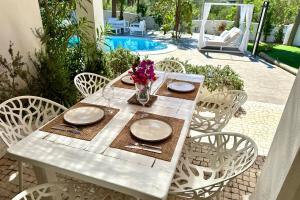 Bazén v ubytovaní Stylish Ibiza Villa Near Beaches Private Pool & Lush Garden alebo v jeho blízkosti