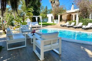 Bazén v ubytovaní Stylish Ibiza Villa Near Beaches Private Pool & Lush Garden alebo v jeho blízkosti