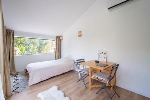 - une chambre avec un bureau, un lit et une fenêtre dans l'établissement Studio l'Aqueduc, à Castries