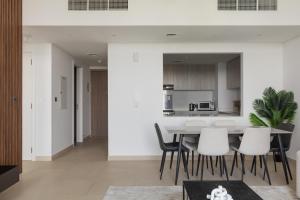 Kuchyň nebo kuchyňský kout v ubytování Sahab - Misk 1BR Apt -High Floor