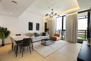 TV a/nebo společenská místnost v ubytování Sahab - Misk 1BR Apt -High Floor