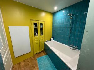 Koupelna v ubytování La maison colorée + 9 fotografií