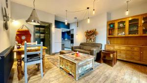 una sala de estar con una mesa y un sofá en Farne Island rooms, en Seahouses 9 fotos más