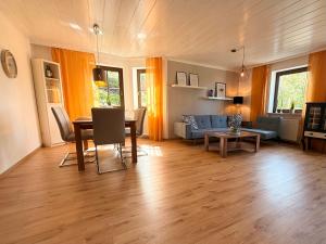 a living room with a couch and a table at Casa Valentini in Zapfendorf