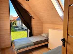 una piccola camera da letto con un letto e una finestra di Norbea a Sasino