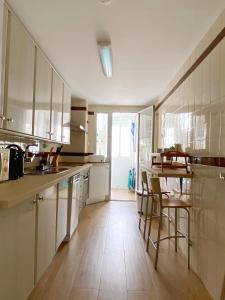 Kuchyň nebo kuchyňský kout v ubytování Apartamento Plaza Mar