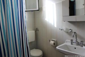 A bathroom at Rentoulia Apartments