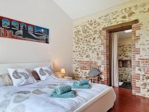 una camera da letto con un letto con cuscini blu di Charme et confort en campagne, WIFI a Saint-Prouant