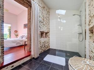 un bagno con doccia e una camera da letto di Charme et confort en campagne, WIFI a Saint-Prouant