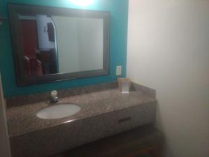 un baño con lavabo y espejo en King Bed Hotel Studio 121, en Livingston