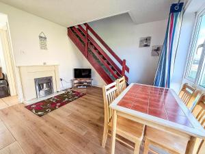 Posezení v ubytování 4 Berth Chalet To Hire In Just Walking Distance To Hemsby Beach Ref 18152B + 9 fotografií