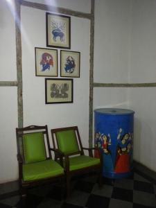 Posezení v ubytování Hostel Vasantashram CST Mumbai, Free Wifi with 1940s Retro vibe
