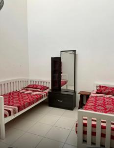 Postel nebo postele na pokoji v ubytování Jom ke Alim Homestay Saujana Lembah Bujang