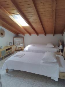 Posteľ alebo postele v izbe v ubytovaní DEJA BLUE Maisonette