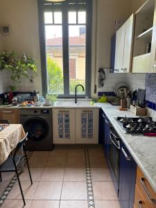 Kuchyň nebo kuchyňský kout v ubytování Bonanno street tower clock room