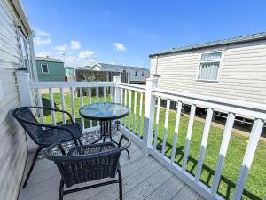 Balkón nebo terasa v ubytování Lovely Caravan With Decking To The Side At California Cliffs Ref 50072D