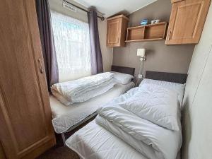 Postel nebo postele na pokoji v ubytování Lovely Caravan With Decking To The Side At California Cliffs Ref 50072D