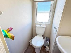 Koupelna v ubytování Lovely Caravan With Decking To The Side At California Cliffs Ref 50072D + 10 fotografií