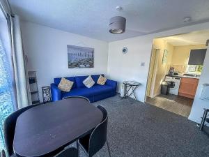 Köök või kööginurk majutusasutuses Lovely 5 Berth Chalet In The Coastal Village Of Hemsby Ref 18164B