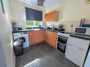 Köök või kööginurk majutusasutuses Lovely 5 Berth Chalet In The Coastal Village Of Hemsby Ref 18164B