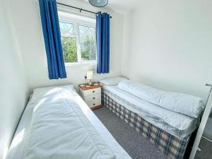 Voodi või voodid majutusasutuse Lovely 5 Berth Chalet In The Coastal Village Of Hemsby Ref 18164B toas