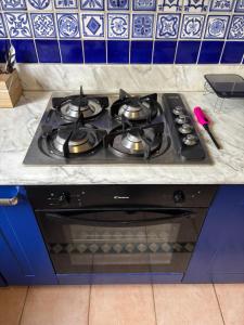 Kuchyň nebo kuchyňský kout v ubytování Bonanno street tower clock room