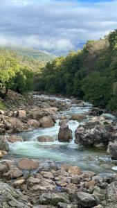 einen Fluss mit Felsen und Bäumen im Hintergrund in der Unterkunft Apartamento Mirador de Gredos in Madrigal de la Vera + 4 Fotos