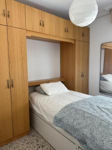 ein Schlafzimmer mit einem Bett und Holzschränken in der Unterkunft Apartamento Mirador de Gredos in Madrigal de la Vera