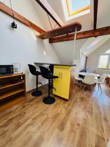 Kuchyňa alebo kuchynka v ubytovaní Apartamenty Baltic Sea Wieniawskiego