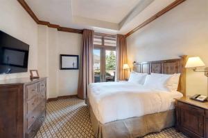 Un dormitorio con una cama grande y un televisor. en Aspen Mountain Residences 3 Bedroom, en Aspen 19 fotos más