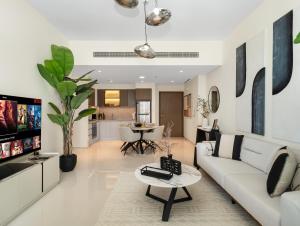 Televisyen dan/atau pusat hiburan di Utra Lux Large 1 BR with Sunset Views and Private Beach