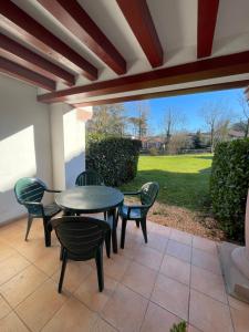 a patio with a table and chairs on a patio at Séjour 4 personnes - Pays Basque in Uhart-Cize