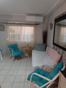 Posezení v ubytování Ολόκληρο διαμέρισμα fully equipped apt dora comfortable holidays on the beach 50m