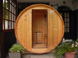 奥尔纳瓦索Cà Zanengius的房子里有一个带木门的大木圈