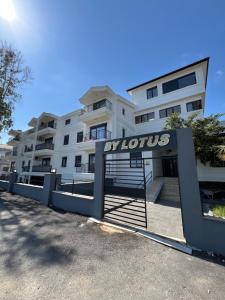 Το κτήριο όπου στεγάζεται  το διαμέρισμα
