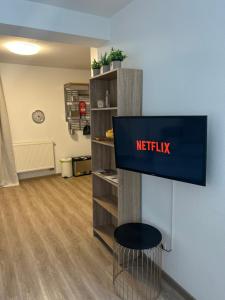 un cartello su un muro in una stanza di Urban Stay Kremsmünster Premium Apartment a Kremsmünster