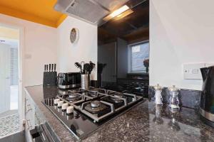 een keuken met een kookplaat en een oven bij Stanley-3 Bdrm House Ideal for Contractors Near Beach in Blythe +9 foto's