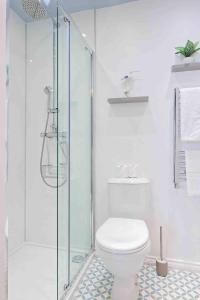 een badkamer met toilet en glazen douche bij Stanley-3 Bdrm House Ideal for Contractors Near Beach in Blythe