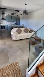 Tajace de AbajoにあるIsora - La Retrincaの部屋の中央にベッドが置かれた寝室