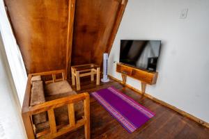 TV a/nebo společenská místnost v ubytování Samana Lodge