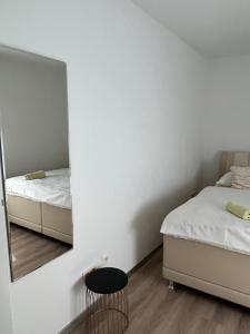 Postel nebo postele na pokoji v ubytování Urban Stay Kremsmünster Premium Apartment