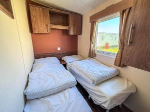 Voodi või voodid majutusasutuse Lovely 8 Berth Caravan At California Cliffs Nearby Scratby Beach Ref 50060E toas