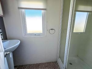 Vannituba majutusasutuses Lovely 8 Berth Caravan At California Cliffs Nearby Scratby Beach Ref 50060E +5 fotot