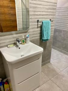 um banheiro com pia branca e espelho em Golfing, Walking, Fishing Rest - sleeps 8 em Galway mais 22 fotografias