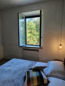 a bedroom with a bed and a large window at Rosetta home in Meta