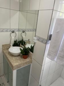 um banheiro com uma pia e um espelho em Paraíso da Bahia em Graça mais 87 fotografias
