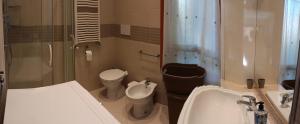 un bagno con lavandino, WC e doccia di Casa Tiro a Lido di Venezia Altre 6 foto